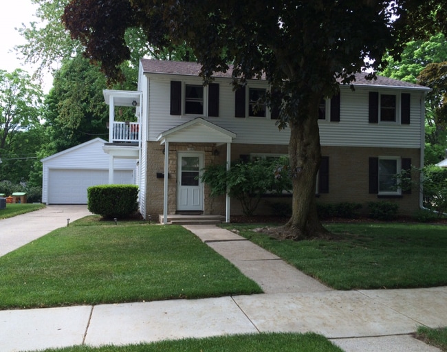 Building Photo - 1008 Sunset Dr