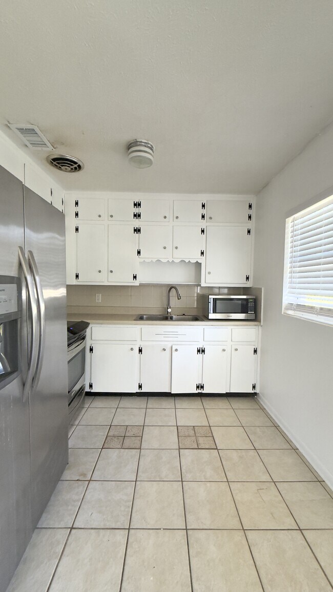 Building Photo - 231 N Collen Rd