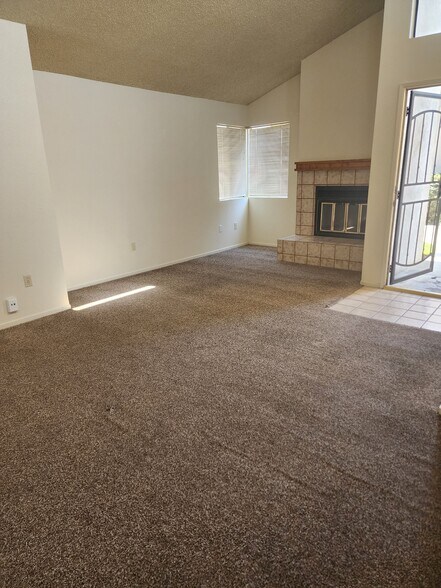 Building Photo - 5913 Auburn Oaks Dr