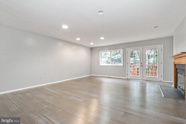 Building Photo - 54 Hamlet Dr