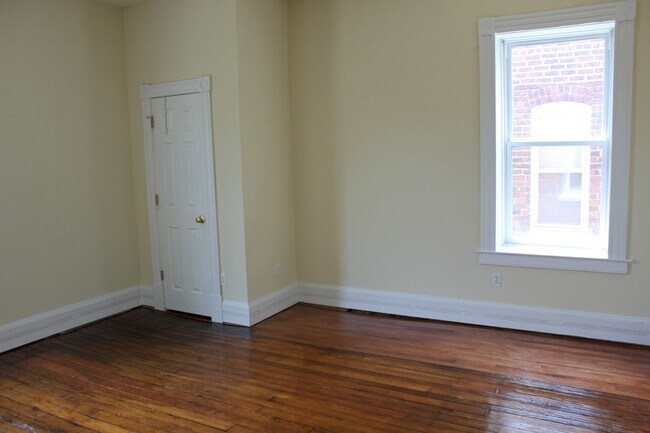 Building Photo - Spacious four bedroom, two full bath Fan/VCU area home. Available in August.