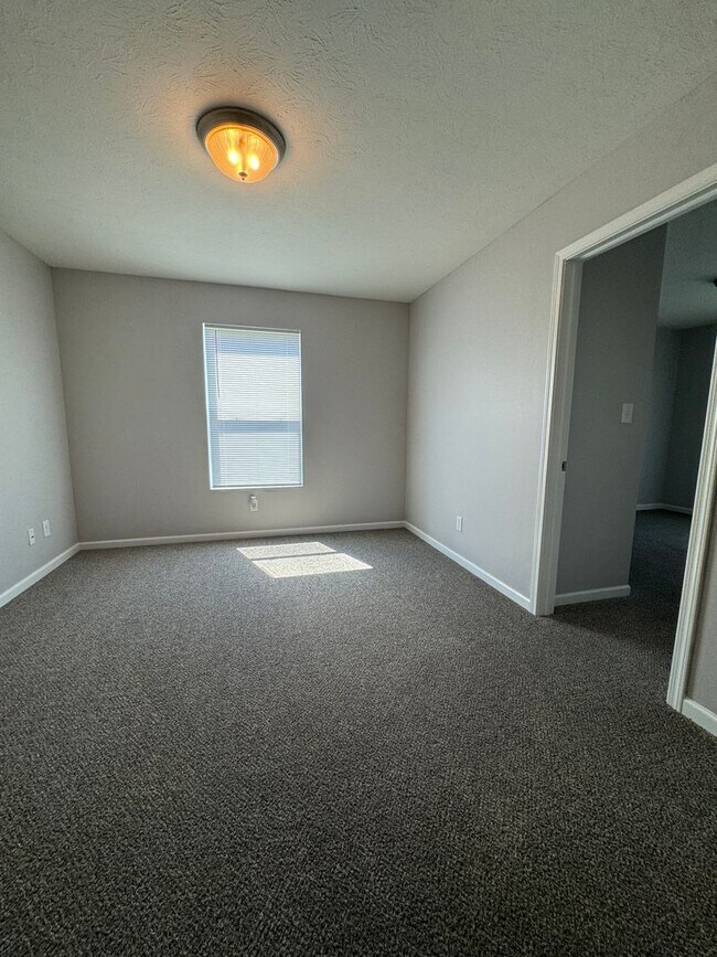 Building Photo - Columbus IN  - 3 BR home with loft