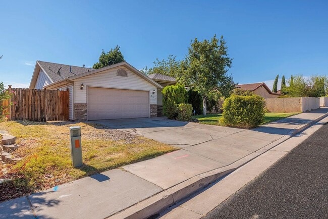 Building Photo - Stunning 4 Bedroom Home in St. George! Pet...