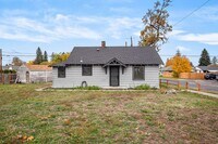 Building Photo - Charming Garland Area Home!