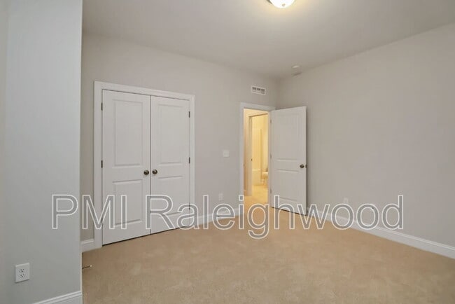 Building Photo - 304 Canyon Spring Trl