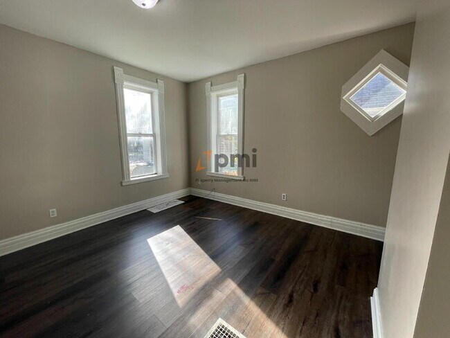 Building Photo - 424 E 10th St