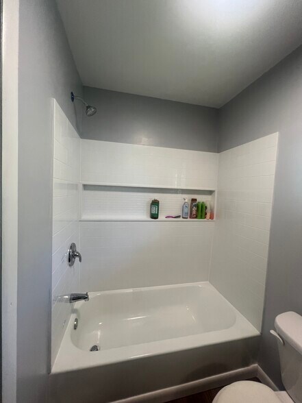 Main bath - 1010 Eisenhower Way