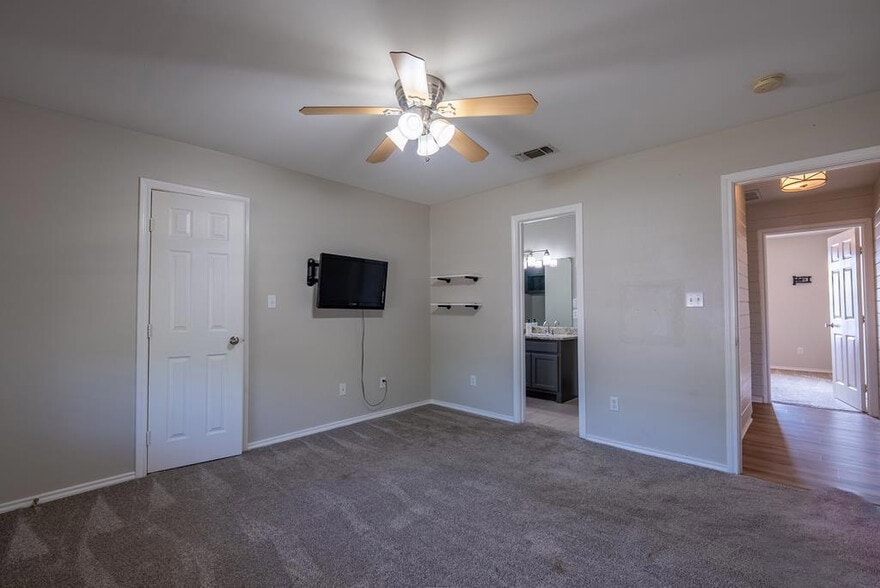 Building Photo - 6013 Stratford Ave