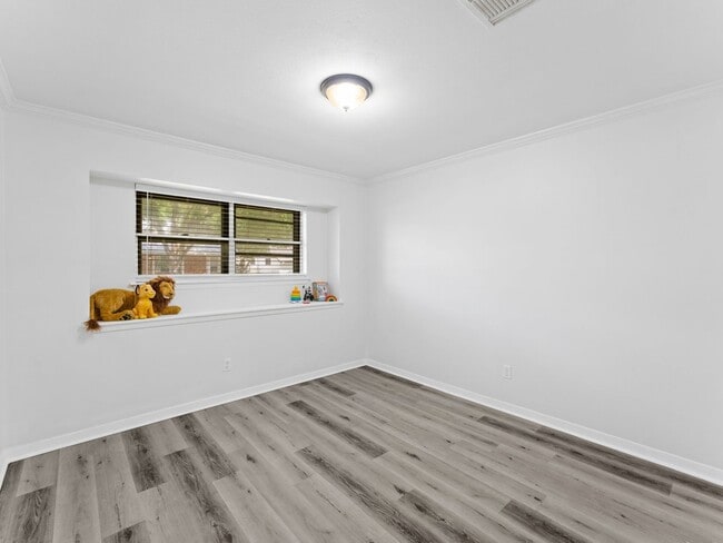 Building Photo - 2122 Briar Cir