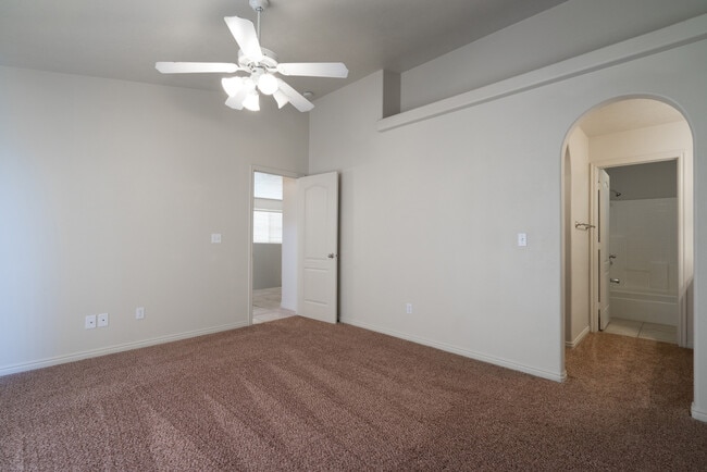 Building Photo - Open Five bedroom, three bath townhome for...
