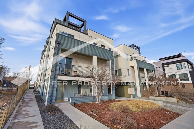 Building Photo - Gorgeous Townhome with Central AC and Rooftop Deck