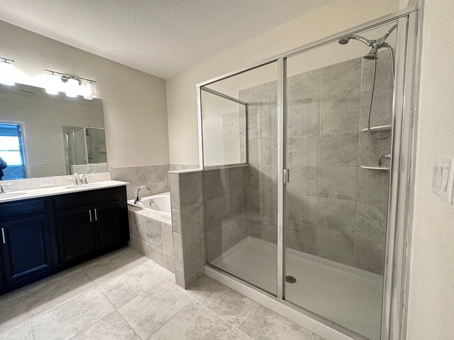 Building Photo - 4 Bed 3.5 Bath Townhouse In Storey Lake