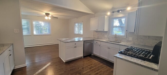 Building Photo - 6921 Clarendon Hills Rd