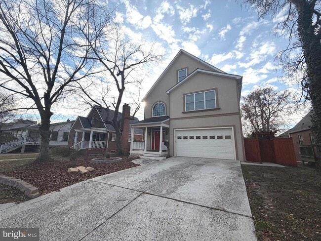 Building Photo - 728 18th St S