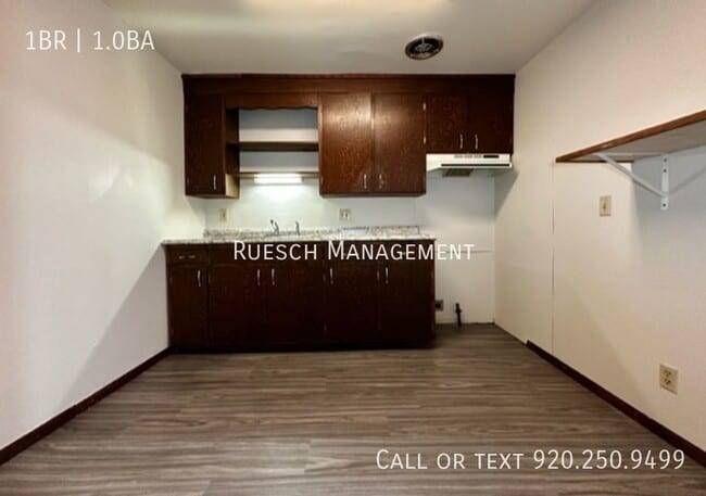 Building Photo - Recently Renovated 1 Bedroom 1 Bath Upper ...