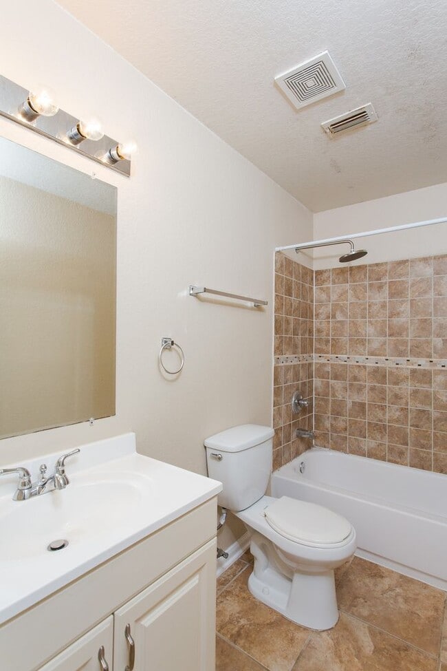 Building Photo - 3 bedroom Townhome in NW side for Rent! 50% off first months rent: November 2023 Special!