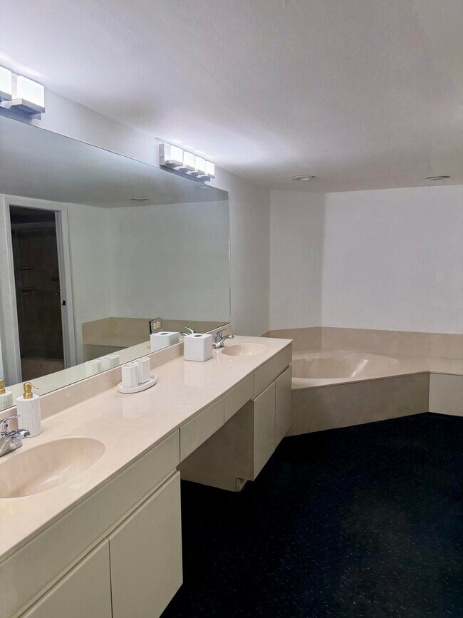 Building Photo - 15321 Strathearn Dr