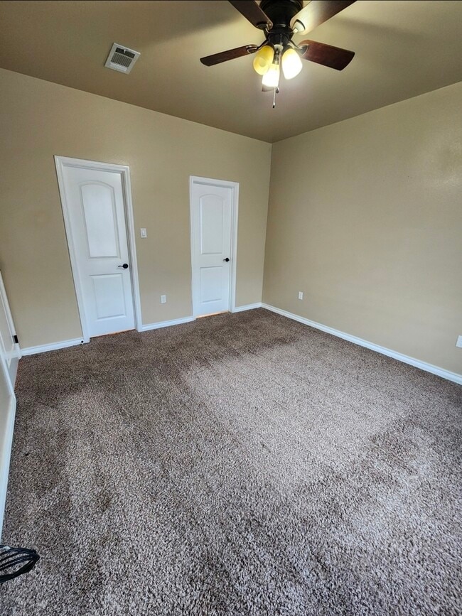 Building Photo - 3 bed 2 bath home