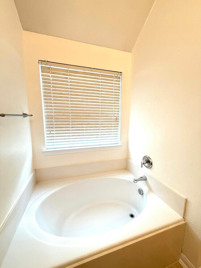 Building Photo - 2644 Calmwater Dr