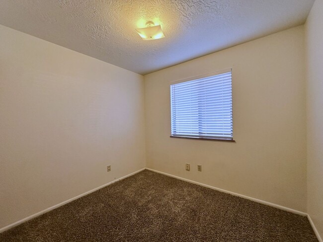 Building Photo - 2 Bedroom, 1 Bathroom Twin Home