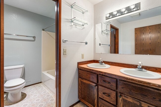 Building Photo - 197 Bay Lyn Dr