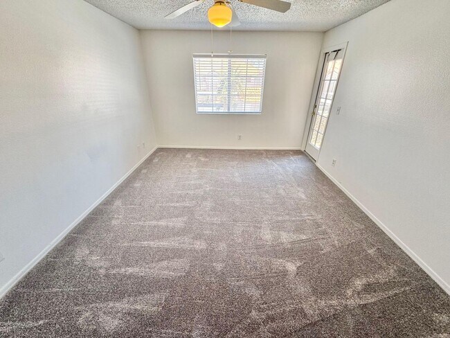 Building Photo - SPACIOUS 2 BEDROOM, 2 BATH CONDO IN PRIME ...