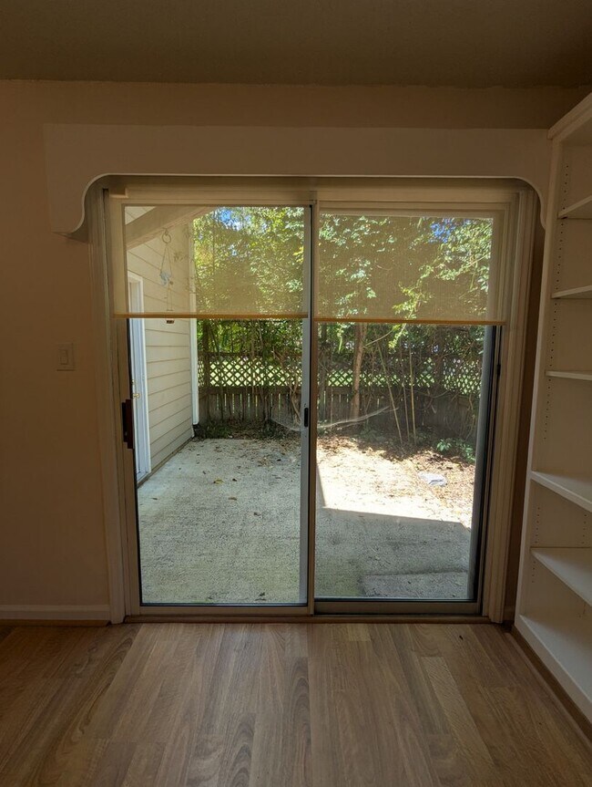 Building Photo - Beautiful townhouse with lakeside views, convenient to Chapel Hill and Durham!