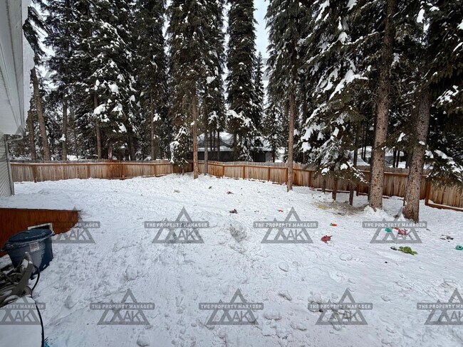 Building Photo - 3BR Home in North Pole | Fenced Yard/Pet Friendly + Garage | Available June 15