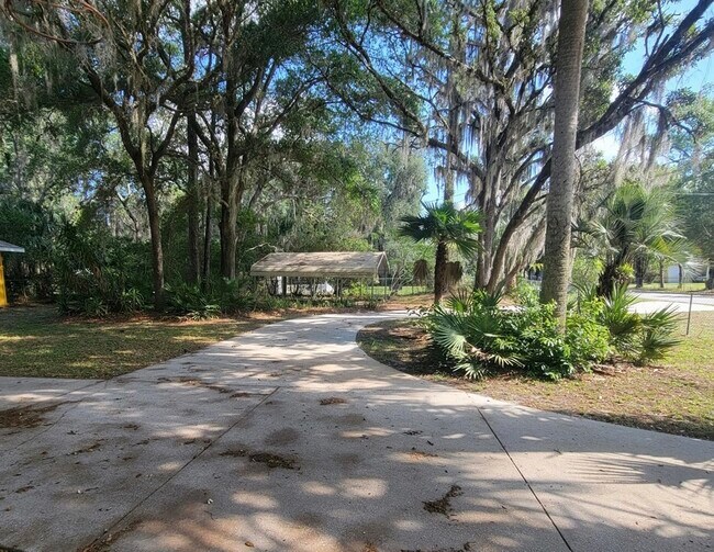 Circular driveway with double gates - 110 Park St