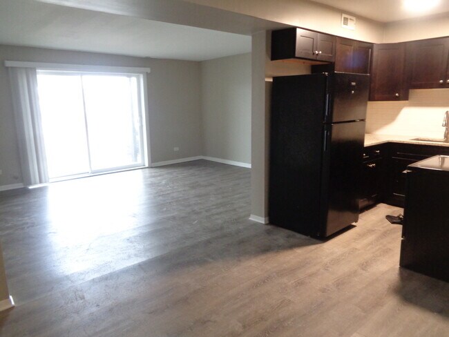 Building Photo - 9729 Ridgeland Ave