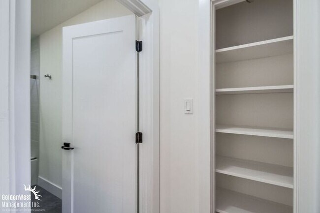 Building Photo - Fully Remodeled 3Bdm 2Ba Home in the Heart...