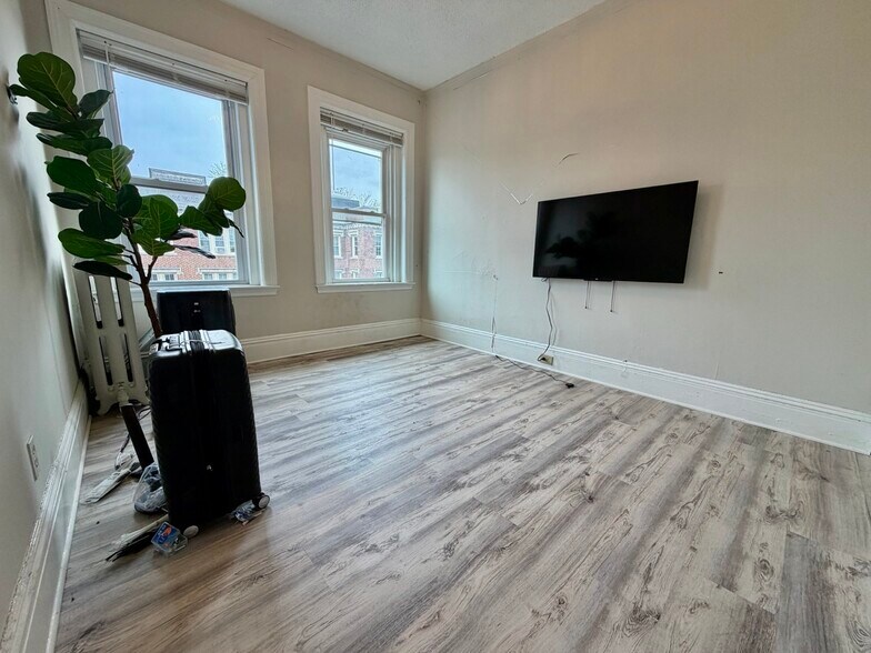 Building Photo - 14 Glenville Ave