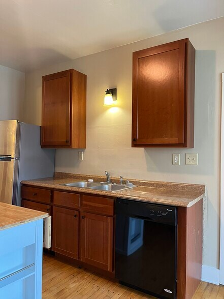 Building Photo - 1211 E Saveland Ave