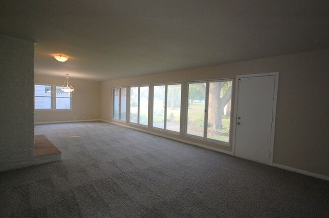 Building Photo - 3 Bedroom 2 Bathroom 2 Stall Attached Garage - Boone Iowa