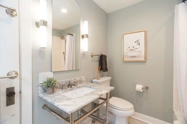 Building Photo - 901 W Ainslie St