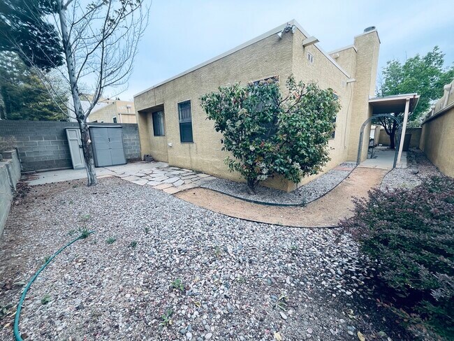 Building Photo - 10333 Camino Del Oso NE