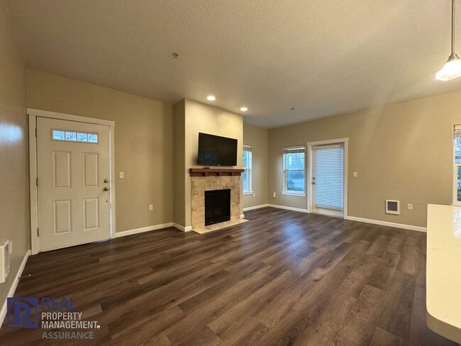 Building Photo - Cozy 1 Bedroom Condo!! Move In Ready!