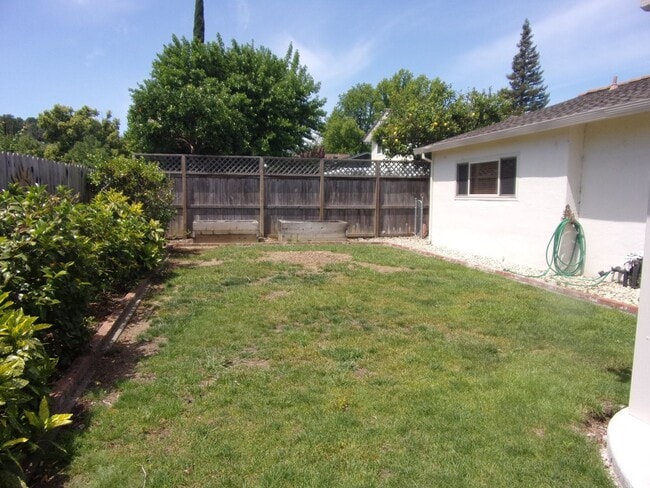 Building Photo - 718 Linwood St