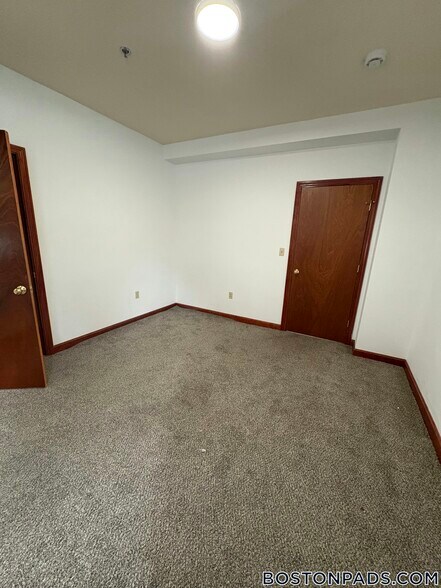 Building Photo - 143 Park Dr