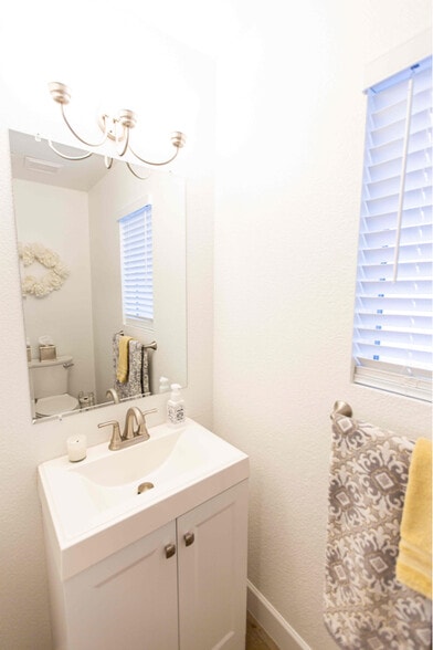 Building Photo - 15550 N Frank Lloyd Wright Blvd