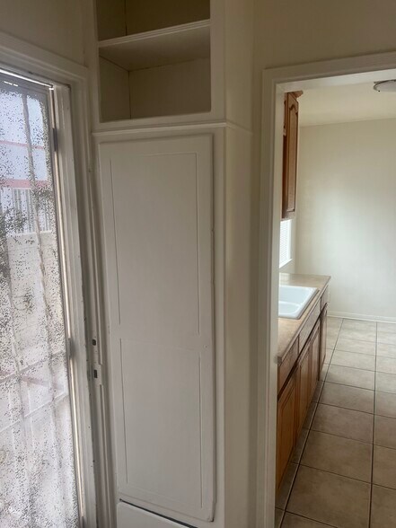 Building Photo - 511 N La Brea Ave