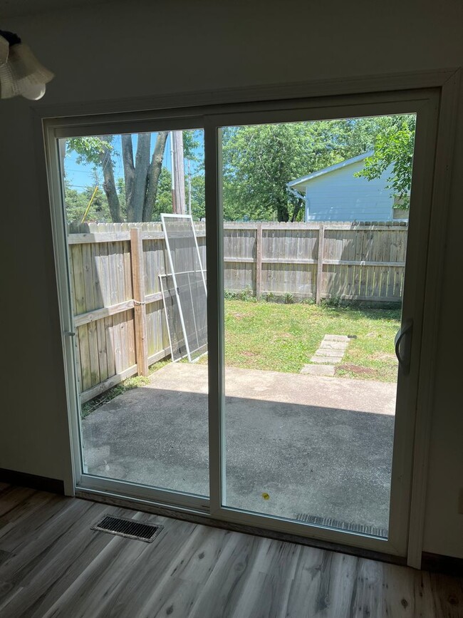 Building Photo - 4 Bedroom, 1.5 Bathroom Duplex on Blooming...