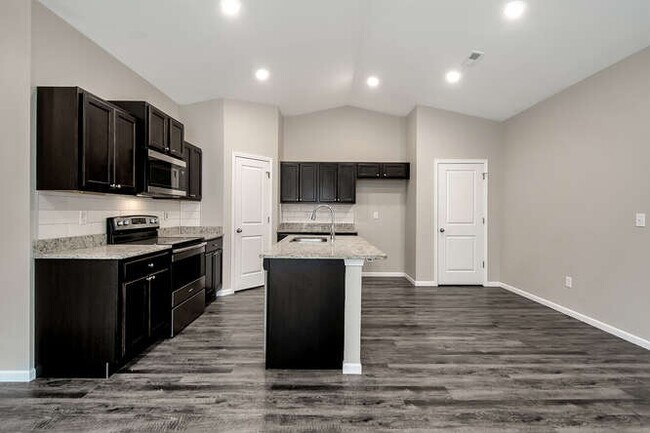 Building Photo - 1333 Azena St