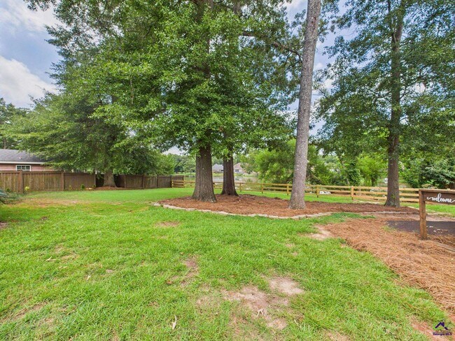Building Photo - 205 Pebble Stone Pl