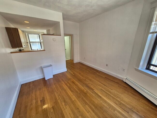 Building Photo - 451 Park Dr