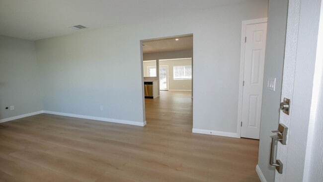 Building Photo - Fully Upgraded Mira Mesa Home w/solar panels, Garage, Washer/Dryer & Private Yard