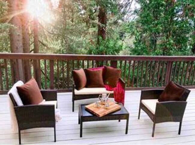 Building Photo - Great Contemporary Lake View Home above Bu...