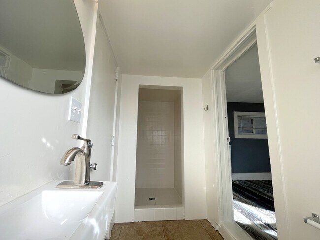 Building Photo - Douglas St. - 12909-12911