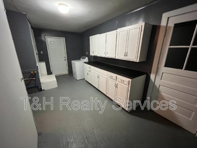 Building Photo - 8918 Birch St