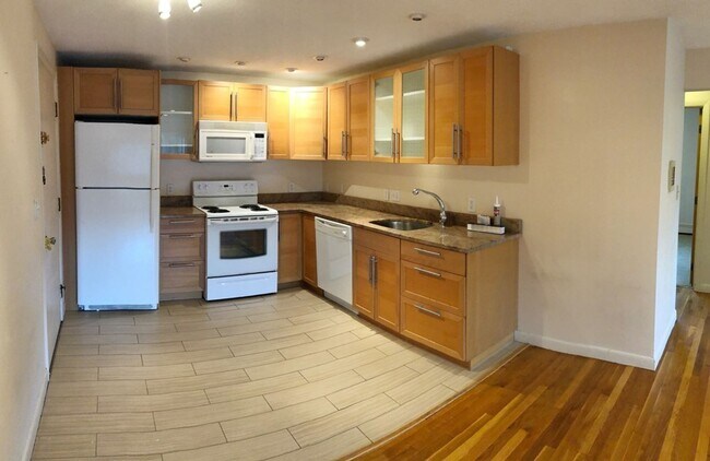 Building Photo - 2-bed with 1-parking South Newton